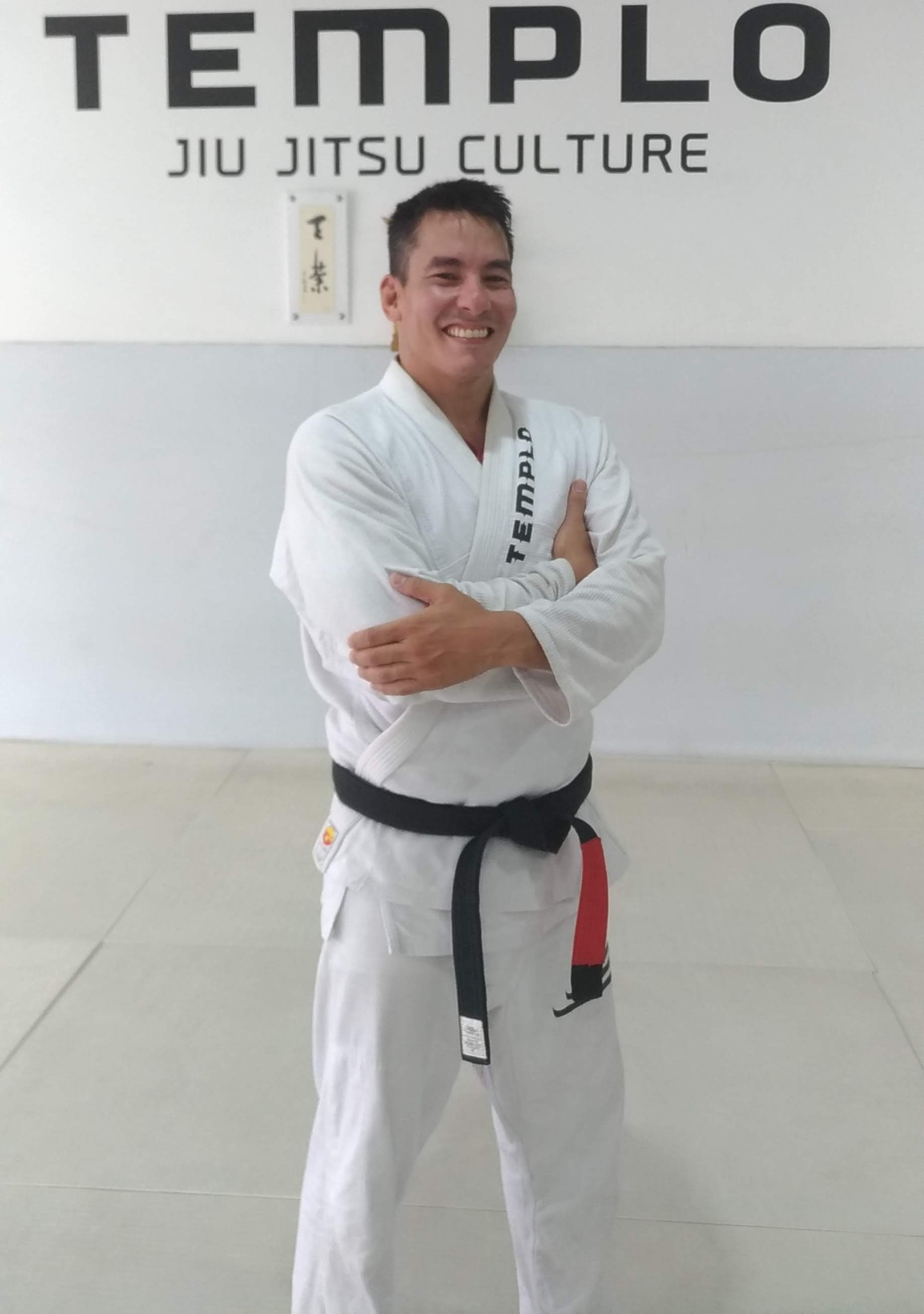Roberto Ichihara com kimono e faixa preta