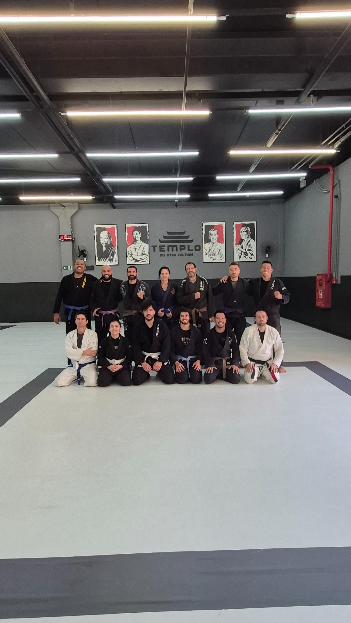 Turma reunida no tatame durante aula na Helix Gym