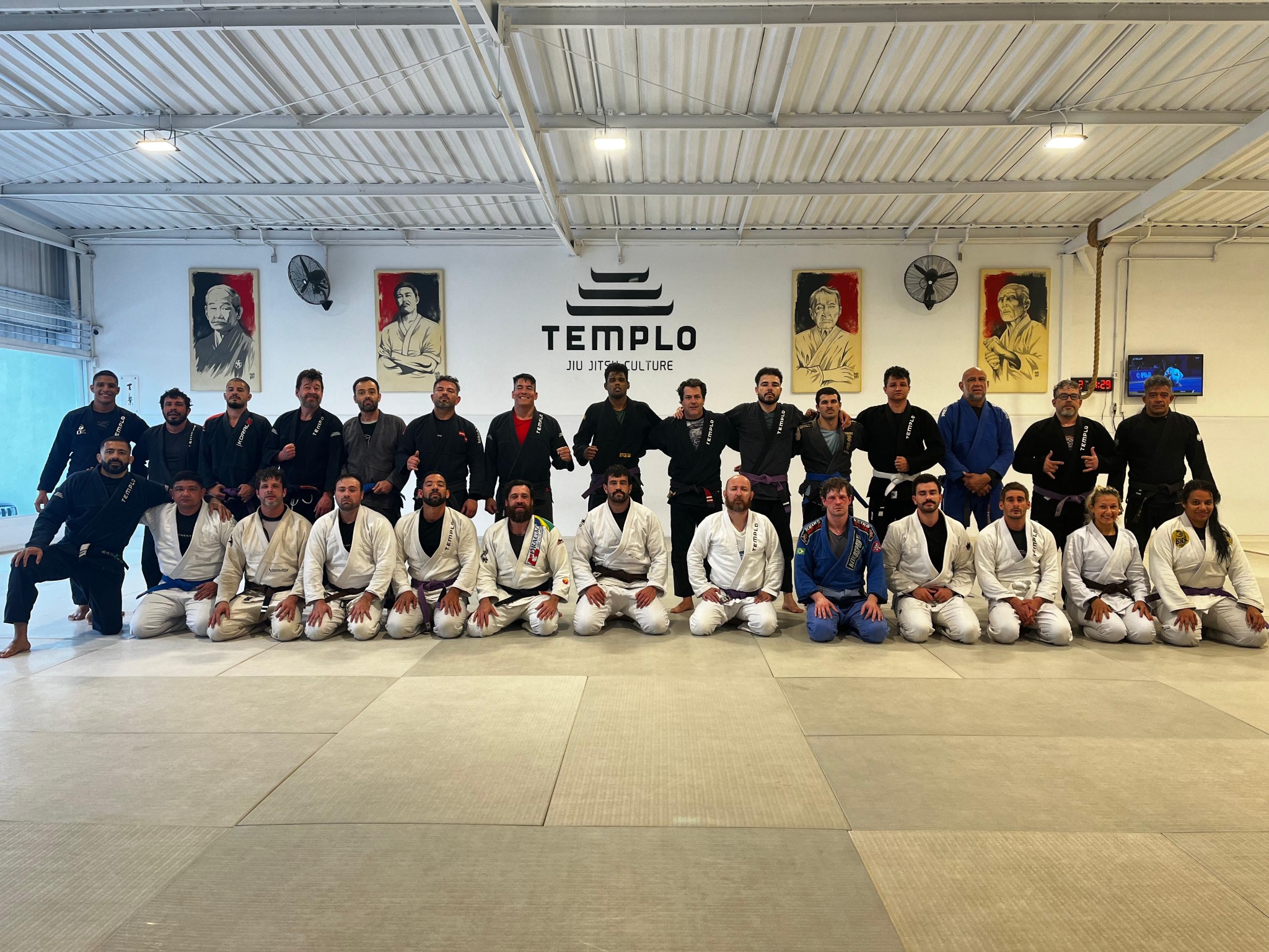 Praticantes de jiu-jitsu reunidos em treino na Templo